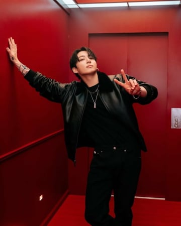 「刺激強すぎる」BTSジョングク、“カラフルタトゥーびっしり”の『カルバン・クライン』オフショが沸騰