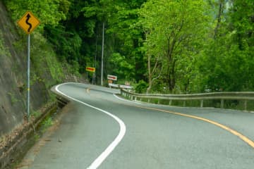 80歳の男性が “スピード超過” 対向車線にはみ出し『正面衝突』相手男性は救急搬送されネットでコメント殺到「被害者が亡くなって加害者が生き残るパターン。。」「何キロ出せば正面衝突するほど対向車線にはみ出すんだ？」