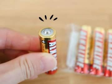 乾電池を買ってきたらすぐにやること。いざという時に助かります♪