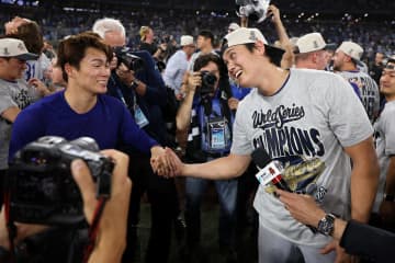 大谷翔平、MVP山本由伸への恒例“イジり”に大きな変化が…LAメディア爆笑「大人ライオンへと進化したようだ」