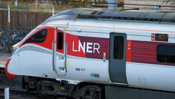 走行中の列車内で複数の乗客が刺される…11人が病院で手当て受けうち2人が重体　30代の男2人を逮捕「動機は捜査中」　イギリス