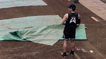 「野球が好きなので見てます」巨人・大勢も自主トレの合間にワールドシリーズ視聴　侍ジャパン日韓戦に向け調整中