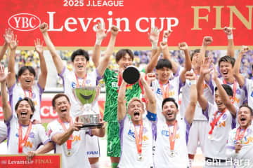 紫と黄色に染まった国立競技場で広島が掲げた歓喜の優勝カップ！ バットマン田中聡のキーマン封じ＆中野就斗のロングスローから荒木隼人の渾身ヘッド＆ジャーメイン良のボレー弾！