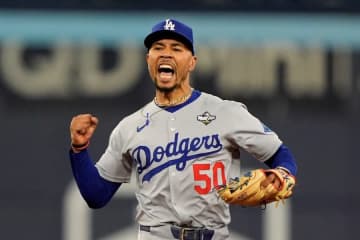 由伸とハグ…ベッツ妻が大興奮「壮絶だった！」　真美子さんらと観戦「誇りに思うわ！」