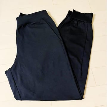 【ユニクロ万能パンツ】「とにかく薄い！サラッとしてる」通勤もスポーツもお任せ！「ストレッチジョガーパンツ」の魅力