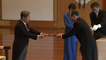 「文化勲章」親授式…元プロ野球選手の王貞治さんやノーベル化学賞の北川進さんら一人一人に天皇陛下から勲章が授与