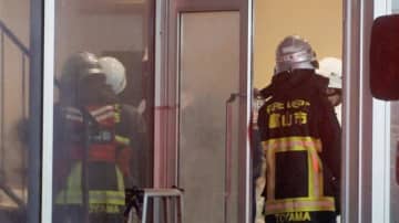 富山市八尾町の3階建てアパート火災で男性会社員(57)死亡、一酸化炭素中毒か「ベランダから火が上がっていた」