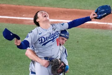 山本由伸がメジャー2年目で歴史的快挙　ランディ・ジョンソンに並ぶ大記録にファン騒然「ヤバすぎ」「本当にお見事」