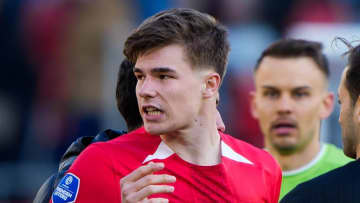 前代未聞！？日本代表選手への嫌がらせで物議を醸した21歳海外スター、激怒した主審から突き飛ばされる 「審判が完全にキレる」