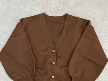 「人気の理由がわかる！」【Bonjour Sagan】コーデがおしゃれに決まる「金ボタンカーデ」