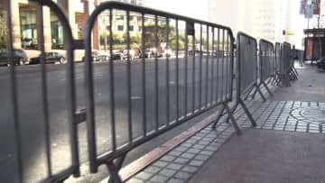 あすの優勝パレードを前に…ロサンゼルス市内では柵が設置されるなど着々と準備　沿道では早くも翌日のパレードに備えるファンの姿