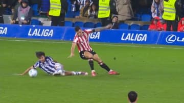 久保建英、2度倒されても…「絶対渡さない」粘りの鬼ディフェンスでイエローカード誘発「意志を感じる守備」