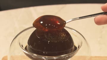 プルプルな見た目も味も新感覚…揺らしたくなる球体スイーツ『コジコジボール』寒天でもゼリーでもないその正体