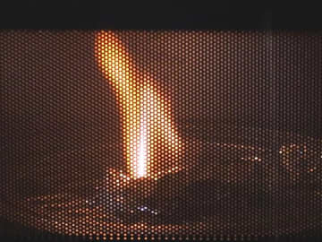 アルミホイルの温めはダメ！調理家電の事故で最も多い『電子レンジ』表面でスパークして出火につながることも