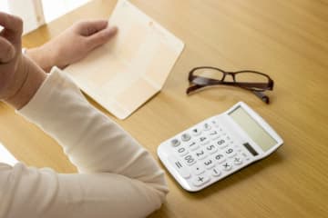 老後に年金「月30万円」受け取る両親。“余裕がある”と思っていたら「賃貸だからキツイ」とのこと。いくらあれば“老後は安心できる”のでしょうか？