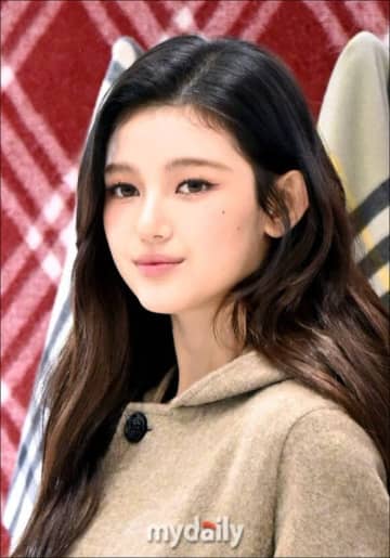 NewJeans ダニエル、敗訴後の近況をキャッチ…元マラソン選手と共に笑顔