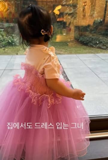 イ・ビョンホンの美人奥様、娘の愛らしい近況公開…キュートなピンクドレスと豪華庭園に注目【PHOTO】