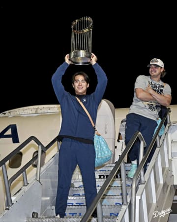 ドジャース、ロサンゼルスに到着　4日に優勝パレード開催