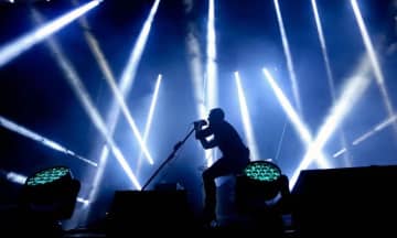 ナイン・インチ・ネイルズの経歴：原始的で知的、真っ暗な闇とまばゆい光を併せ持つバンド