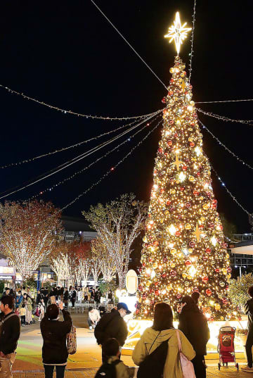 俳優の本田望結さん「また来るかも」…初日の点灯カウントダウンに登場　コクーンシティでイルミ　クリスマスツリーや一帯に輝く45万球の光、華やかで幻想的な空間に　けやきひろばでも青く輝くイルミ始まる
