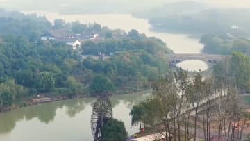 秋霧に包まれる杏花村　安徽省池州市