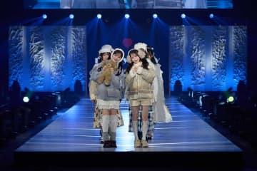 CANDY TUNE小川奈々子＆立花琴未、ミニ丈コーデで美脚披露　ふわふわなガーリーコーデ【サツコレ2025AW】