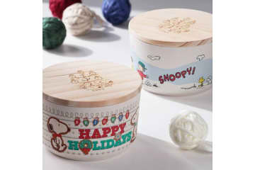 カルディ、雪遊びをするスヌーピーたちがかわいい「バンブーコンテナ」発売