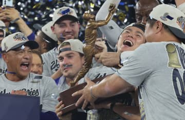 仲間から注がれる“祝福の力強い手”シリーズMVPの山本由伸の頭をベッツががしっとわしづかみ