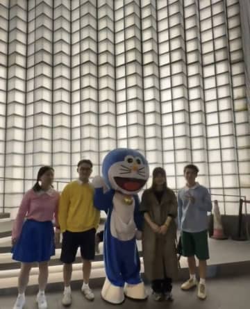 上海で「ドラえもん」のコスプレをした女性が警察に連行される