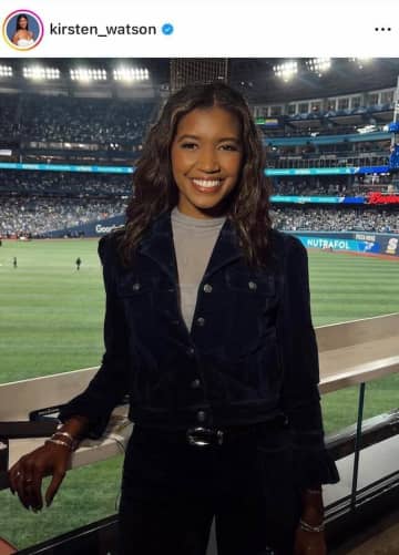 ドジャース名物美女リポーター、透け感タイツ×超ミニのコーデで...優勝トロフィー手に全開笑顔