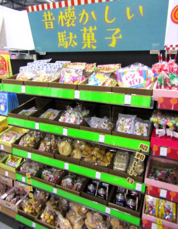 菓子の多彩な品揃えに重きを置く外林グループ　駄菓子メーカーへの情報提供を目的に駄菓子屋を運営