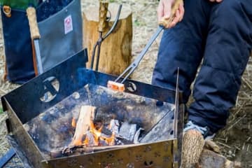 キャンプの主役「焚き火」はもっと「ウマくて快適」に！　黒皮鉄板＆楢柄の逸品「アシモクラフツ」kushiほか