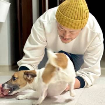 出張から帰ってきたパパ→犬が『大興奮しすぎた』結果…想定外すぎる『まさかの結末』が11万再生「嬉しかったんだね」「我慢できなかったｗ」