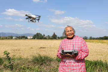 中国安徽省の80代女性、ドローン肥料散布やライブ販売で人気者に