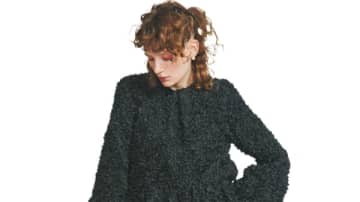 【明日なに着る？】「コンサバに見えない」大人びた甘さの黒ブラウス