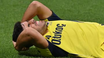 「事件！投げ込まれた異物直撃」29歳スター選手、激熱ライバル対決で倒れ込むあわやの事態