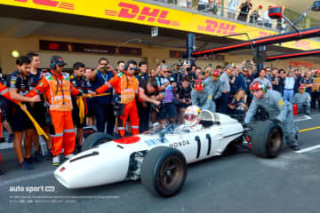 1965年当時をリスペクトしたグレーのシャツを着用したホンダのスタッフ。走行後には角田も笑顔に／現場写真日記特別編