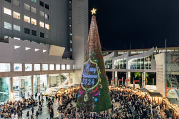 梅田スカイビルに幻想的な25mツリー登場！人気のクリスマスマーケットも