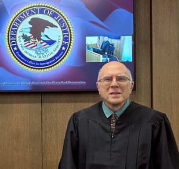 米国で移民裁判官の解雇相次ぐ　元判事「政治的追放」と憤り