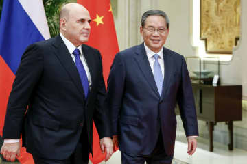 中ロ首相、協力拡大で一致　共同コミュニケに署名