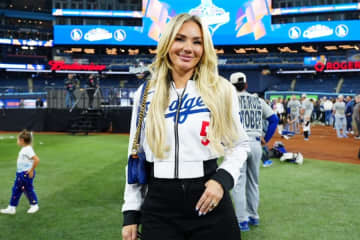 真美子夫人も着用…特注ジャケットをさらり着こなし　元モデルのフリーマン妻が歓喜の報告