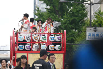 ＳＵＰＥＲ ＥＩＧＨＴ「御堂筋」でゆかりの名曲を披露、沿道から大歓声