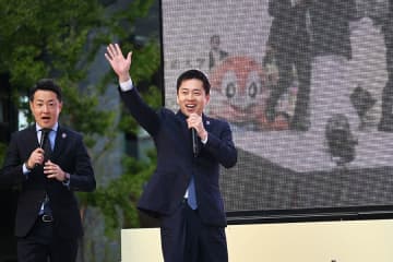 大阪で御堂筋ランウェイ開幕、吉村府知事「万博行った人〜！」…沿道から歓声