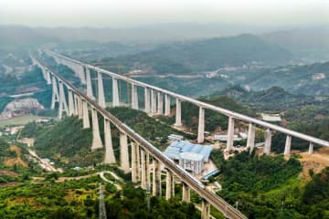 渝万高速鉄道の蔡家溝双線特大橋が接合　中国重慶市