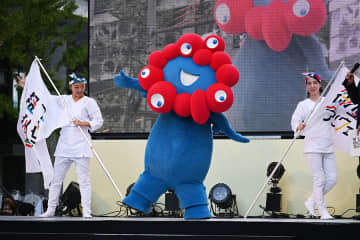 ミャクミャク、大阪・御堂筋を颯爽とランウェイ…人気の「お尻」もアピール