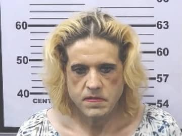 米国で〝置き配海賊〟逮捕　保安官「独特な見た目」　ブラウスとスカート、長い金髪にヘアバンド