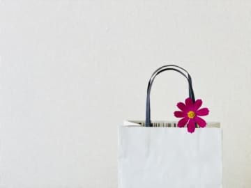 一言添えて印象アップ！「お土産を渡すとき」に添えたい言葉