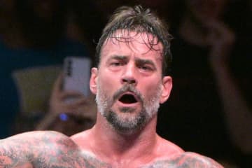 【ＷＷＥ】新王者ＣＭパンク　入場時の衣装に込めた〝思い〟…戴冠後には元ＡＥＷ勢４人で記念撮影