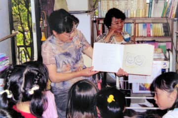 母の遺志、本にのせて　神奈川・横須賀の私設図書室が閉館　子どもの居場所築いた蔵書、世界の教育機関へ