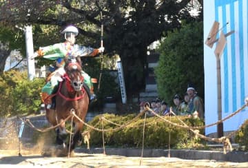 人馬一体、勇壮に的射抜く　笠間稲荷で流鏑馬　茨城